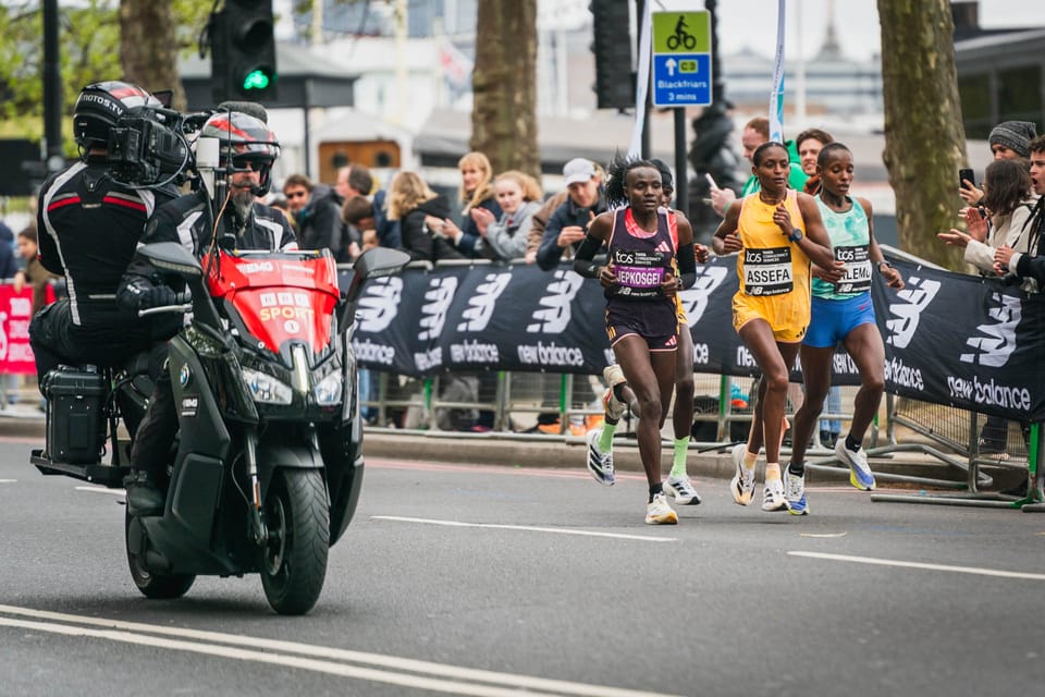 Tigst Assefa running in the 2024 London Marathon