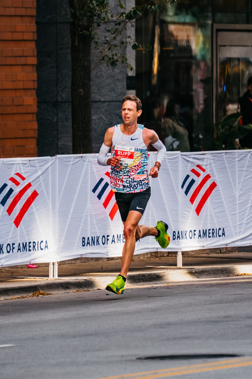 Galen Rupp running past Bank of America barriers at the Chicago Marathon